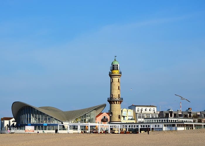 Leuchtturm und Teepott am Strand von Warnemünde