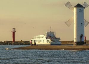 Molen Swinemünde, roter Leuchtturm, Schiff und Mühlenbake