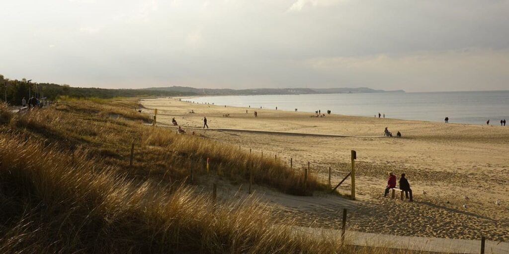 Swinemünde breiter langer Sandstrand und Strandhafer